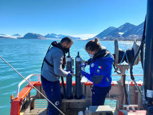 Campionamento di acqua di mare con bottiglie Niskin nel Kongsfjorden (Isole Svalbard) © Jasmin Rauseo CNR-ISP