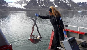 Collection of marine Sediment in Kongsfjorden (Svalbard Island) © Luisa Patrolecco CNR-ISP