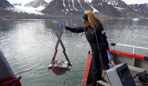 Campionamento di sedimento marino con benna nel Kongsfjorden (Isole Svalbard) © Luisa Patrolecco CNR-ISP