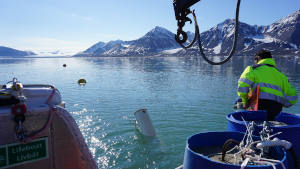 Messa a mare del Mooring Oceanico MDI - Kongsfjorden (Isole Svalbard) © Federico Giglio CNR-ISP