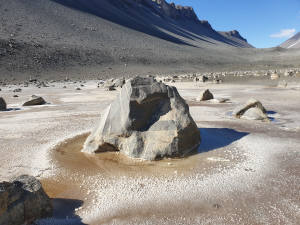 Crystalline deposits of calcium chloride and sodium chloride on the banks of the Don Juan Pond © Francesco Smedile - PNRA