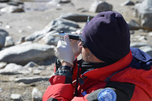 Misurazione della salinità presso il Lago Don Juan, regione orientale dell'Antartide © Angelo Odetti - PNRA