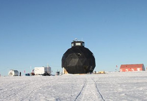 Veduta sul campo remoto del progetto EastGRIP - Groenlandia -  © Helle Kjær - East Greenland Ice-core Project