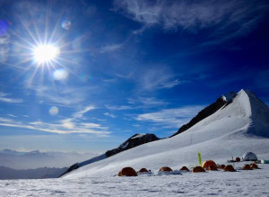 Veduta del campo remoto installato per le operazioni di carotaggio sul Colle del Lys (Monte Rosa) a 4155 metri di altitudine