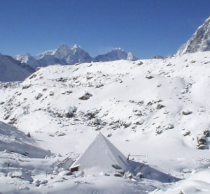 Laboratorio Piramide con neve (Mt Everest, Nepal). Crediti: Franco Salerno, CNR-ISP