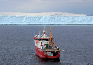 La nave Laura Bassi in Antartide ©PNRA (Autore: Manuel Bensi - Foto di archivio)
